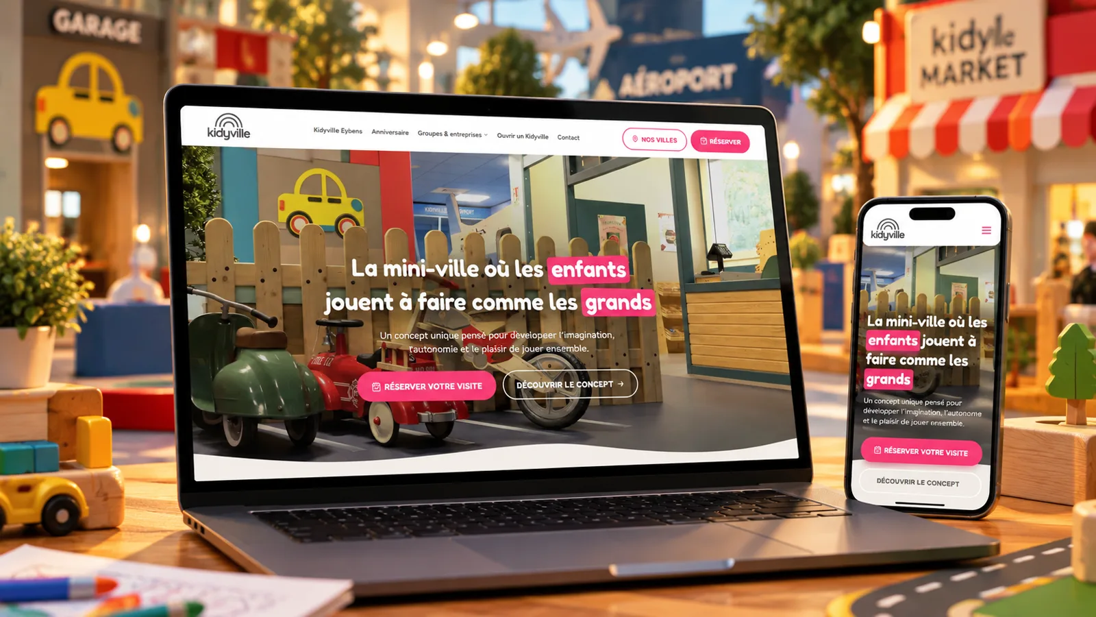 Site internet Kidyville affiché sur ordinateur et téléphone, hero mini-ville loisirs enfants